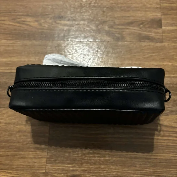 ✨NEW!✨ VALENTINO BLACK PHONE PURSE HANDLER - Picture 5 of 17